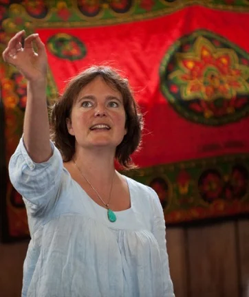 REBECCA SMART Rebecca is a storyteller who works with rites of passage, and is inspired by taking myths into nature. She has an ear for unearthing the untold stories that need to be shared, and is a deep listener as well as being a compelling and dynamic teller. Rebecca continually draws inspiration from the diverse stories encountered in her group work in settings ranging from NHS mental health wards, to businesses, retreats, and the forest – where she works with women and myth. As a performer Rebecca has a background in theatre, improvisation and poetry, and has been seen at Cheltenham Literary Festival and BAC for Apples and Snakes; the Barbican & BOV; storytelling performances for festivals and theatres in collaboration with musicians, and heard in a wide variety of stories, plays and poetry for Radio 4. www.womensrites.co.uk