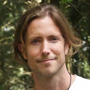 OLLIE FRAME Ollie Frame leads mindfulness and nature connection retreats at various centres in Devon, including Sharpham House. He runs 8-week courses for members of the public as well as for adopters and for teachers and students within schools and colleges. In his private practice, Ollie also works as an Integrative therapist and has a particular interest in Psychosynthesis, depth psychology and inner journeying. Within the world of mindfulness, he is especially enthusiastic about self-compassion, metta meditation and other heart-based approaches.