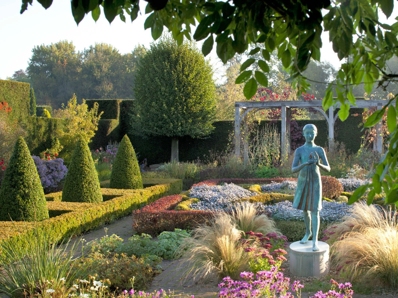 SILENT SPACE Silent Space is a not for profit project bringing us the opportunity to be silent in some of our favourite green places. Waterperry Gardens joined the project during its pilot in 2016. Its beautiful Formal Garden has continued to be a Silent Space ever since. The Formal Garden was created by Bernard Saunders and Mary Spiller. This peaceful garden is the perfect place in which to enjoy some silent reflection. http://silentspace.org.uk