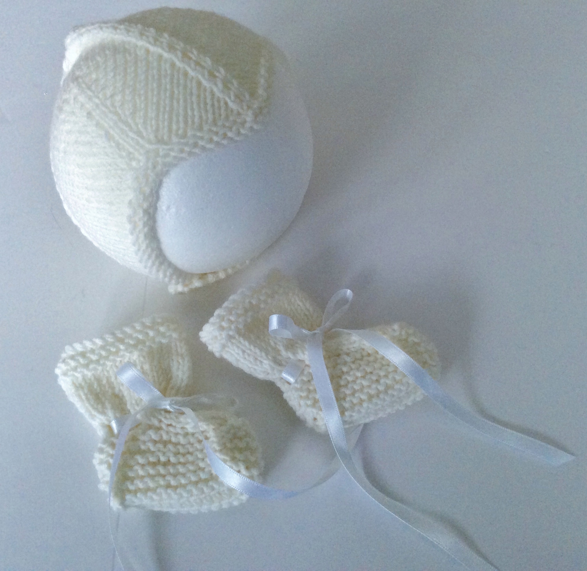 Babies hat and bootees set