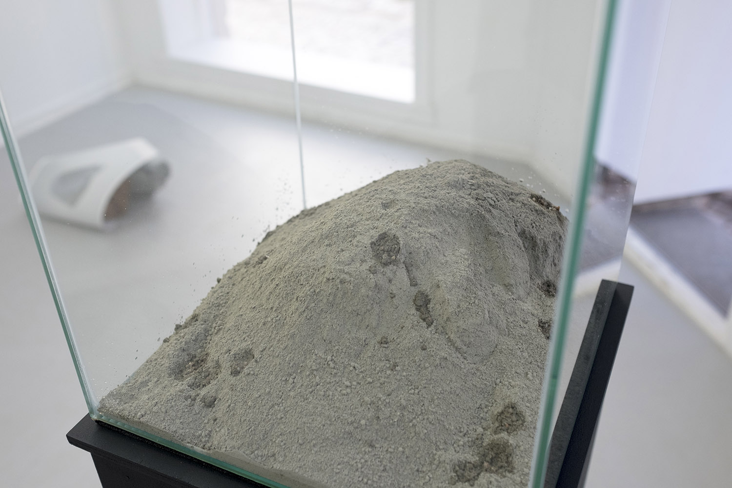   Experiment with ice, cement and slag  (2017) Photo: Numi Thorvarsson 