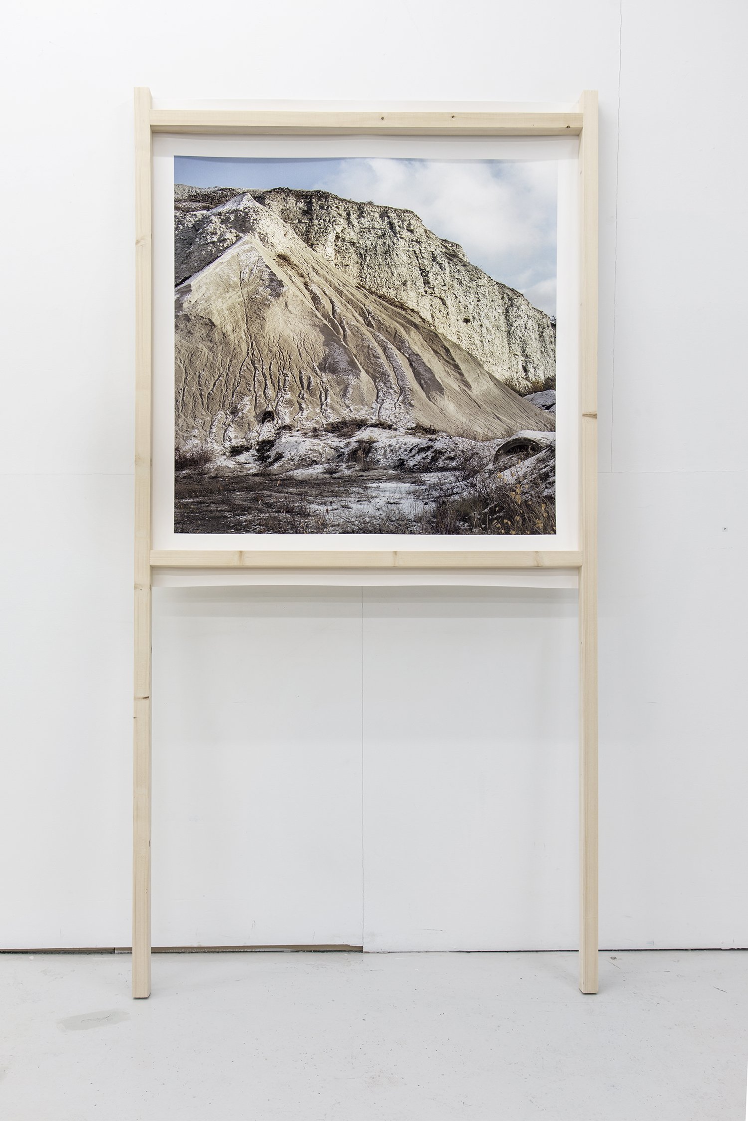   Limhamn 3  (2020), installation view. Medium format photography, giclée print on cotton paper, construction wood (pine),  110 x 120 x 210 cm. Documentation from Kunstgarasjen, Bergen. 