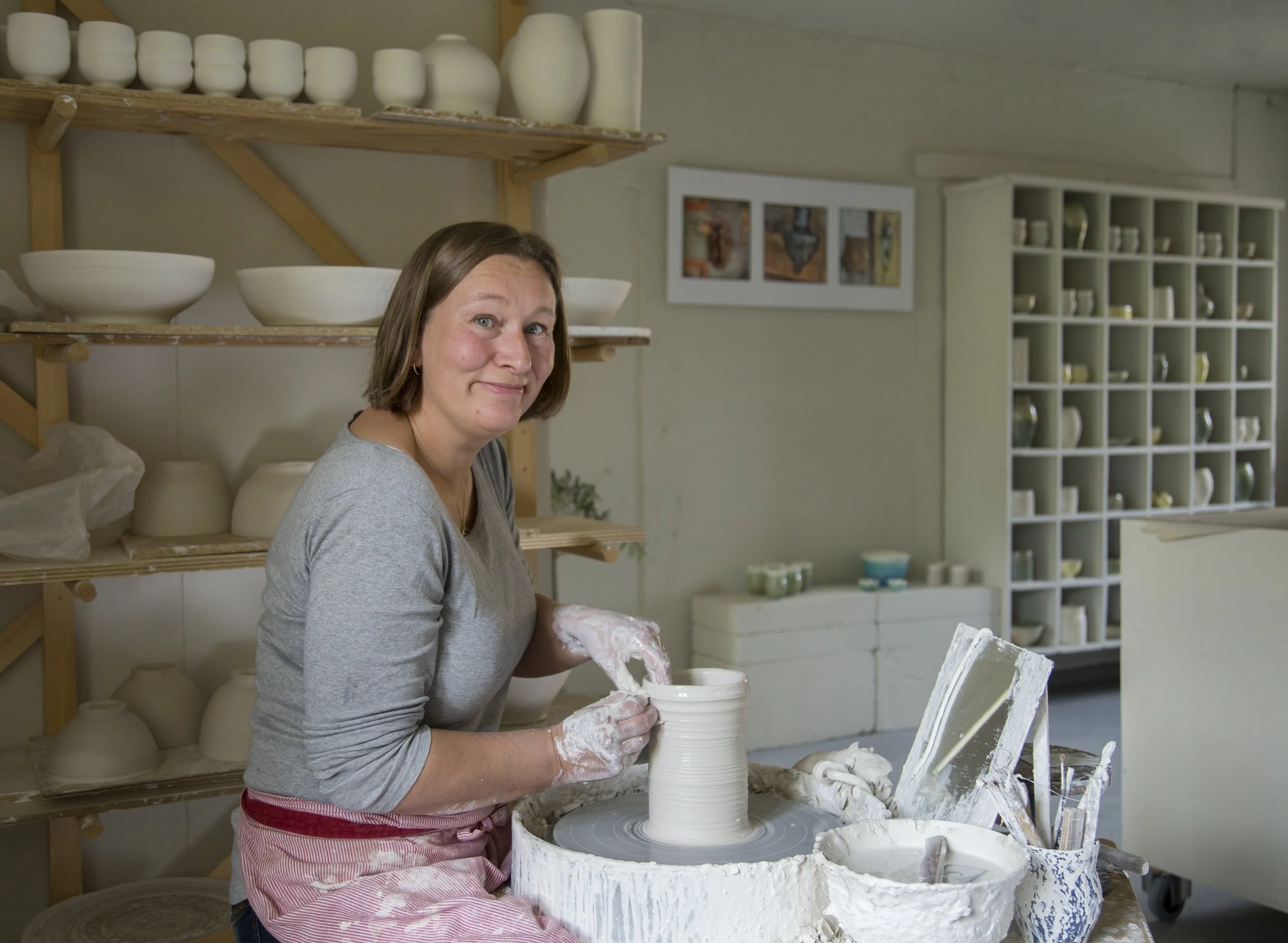 keramiker Edith Serine Thomassen dreier vase i porselensleire