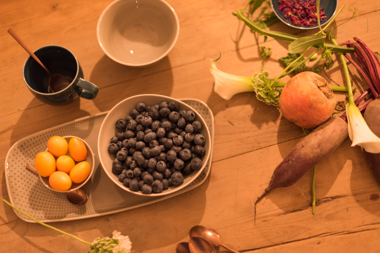 Heidelbeeren und Gemüse auf einem Holztisch