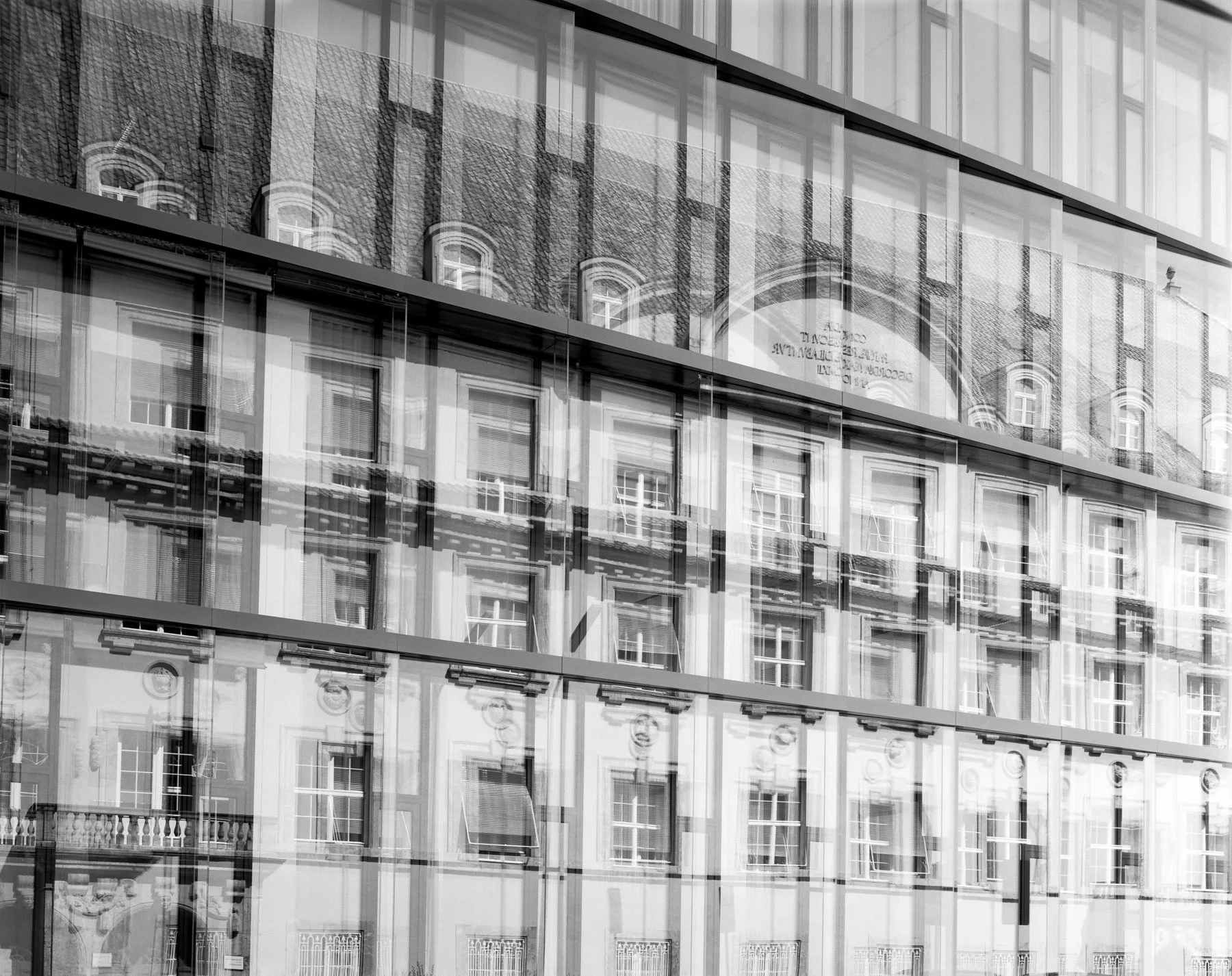 Spiegelung der Fassade des Munich RE Hauptgebäudes, Königinstraße 2017 München