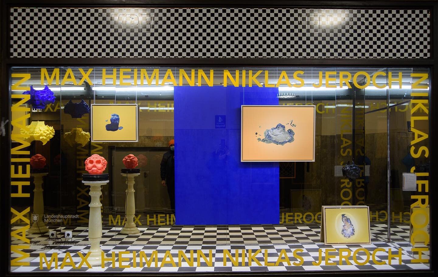 Wait! What is that? 
Is it an exhibition you can actually go to during lockdown?!
It is!
Consider strolling past @niklasjeroch and my Window Exhibition at Marienplatz. It is easy to reach and open 24/7. That means even at night you can experience it!