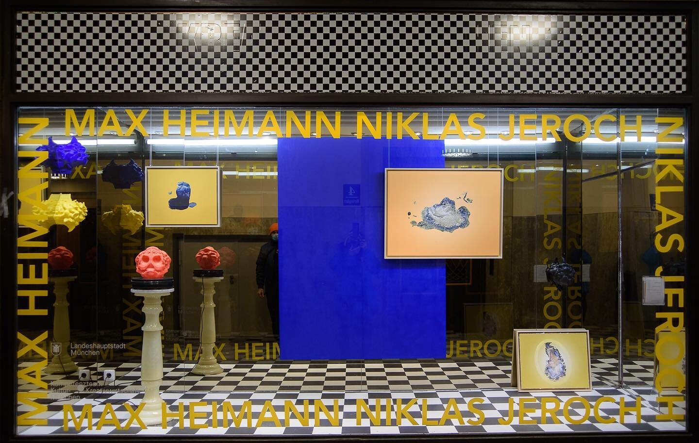 Wait! What is that? 
Is it an exhibition you can actually go to during lockdown?!
It is!
Consider strolling past @niklasjeroch and my Window Exhibition at Marienplatz. It is easy to reach and open 24/7. That means even at night you can experience it!