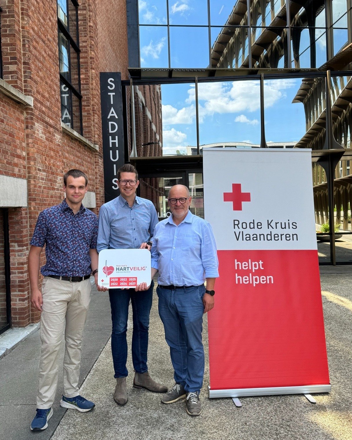 Onze stad blijft hartveilig! ❤️

Voor de derde keer op rij ontvangt @stadberingen het label &lsquo;Hartveilige Stad&rsquo; van @rodekruisvlaanderen. 

💓 Dankzij 17 AED-toestellen &eacute;n reanimatieopleidingen voor zowel inwoners als stadsmedewerke