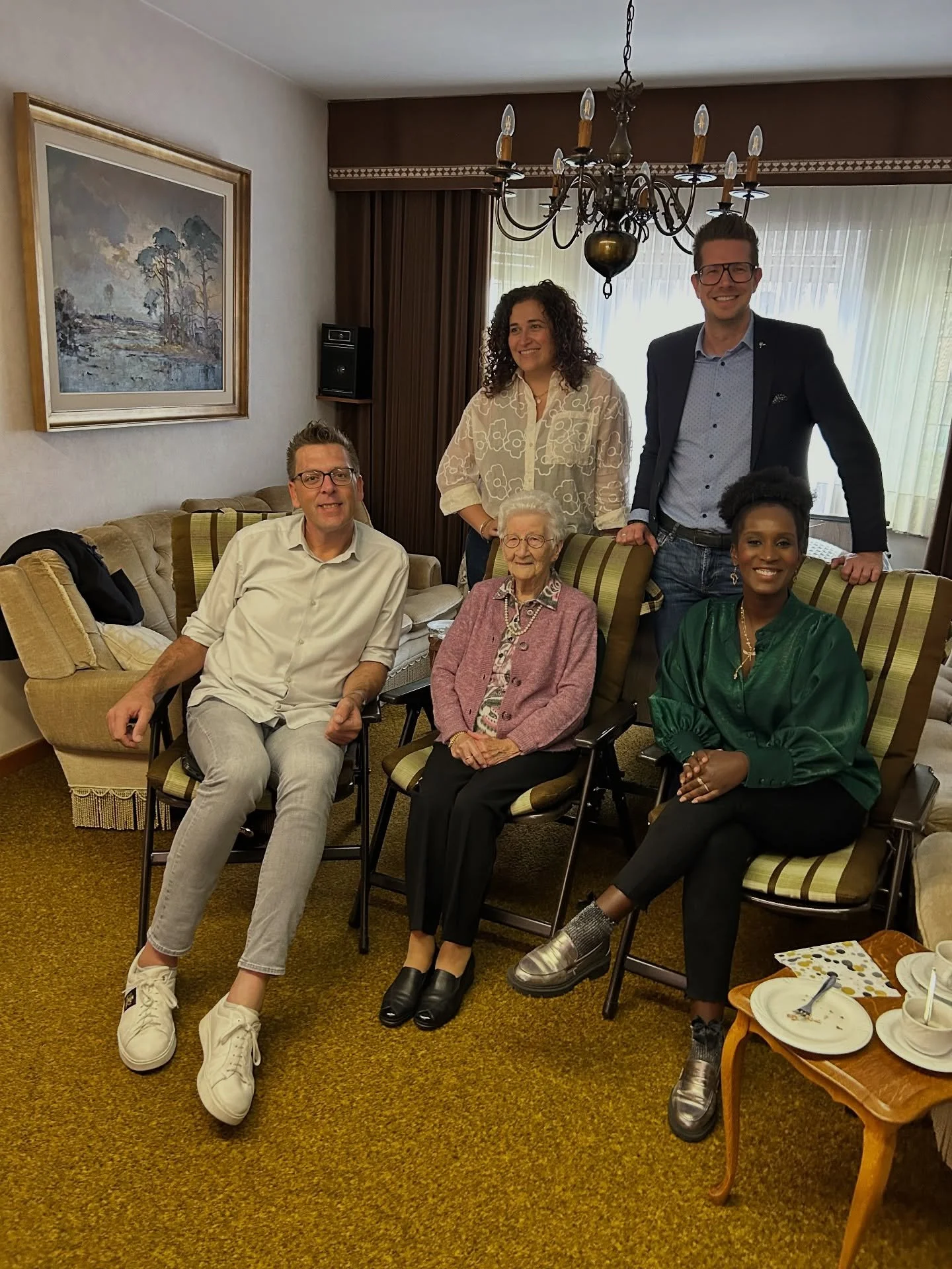 Proficiat, oma! 🎂✨

Vandaag mocht ik samen met enkele collega&rsquo;s uit het schepencollege een heel bijzondere verjaardag vieren: mijn eigen oma werd 102 jaar! 🥳💐

Heel speciaal om haar niet alleen als kleinkind, maar ook officieel in de bloemet
