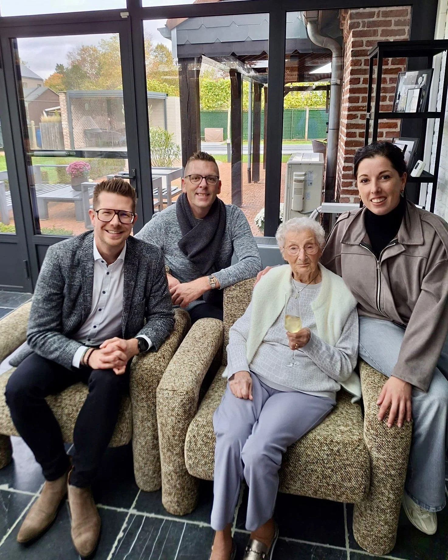 106 kaarsjes op een taart zouden wat veel zijn, dan maar een glaasje champagne. 😉🥂
🎉 Van harte gefeliciteerd met je 106de verjaardag, Nathalie! 

Inspirerend om te horen &eacute;n te zien hoe dankbaar je bent voor elk jaar dat erbij komt. Jaar per