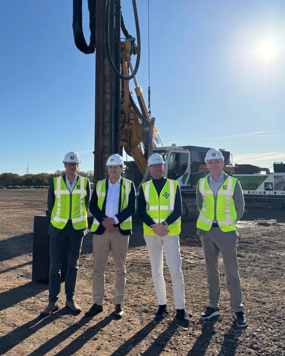 🏗️ Het startschot is gegeven voor de bouw van een logistieke site op ons industrieterrein Ravenshout-Noord. 

3 Vlaamse familiebedrijven, Aertssen Group, Van Moer Logistics en Van Wellen Group, slaan de handen in elkaar om op een site van 25 hectare