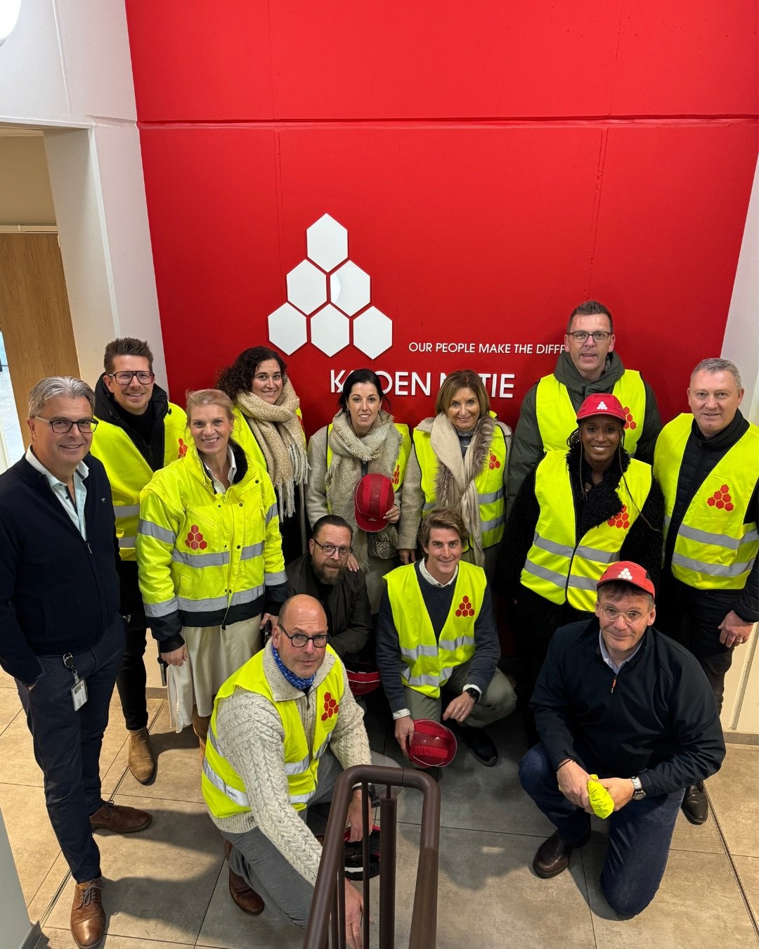 Samen met het schepencollege een bezoek gebracht aan Katoen Natie op ons industrieterrein. 

👷 Sinds 2020 zijn ze actief in onze stad en tellen ze 70 medewerkers, met klanten zoals onder meer Defensie en Alken Maes.

Met meer dan 60.000 m&sup2; opsl