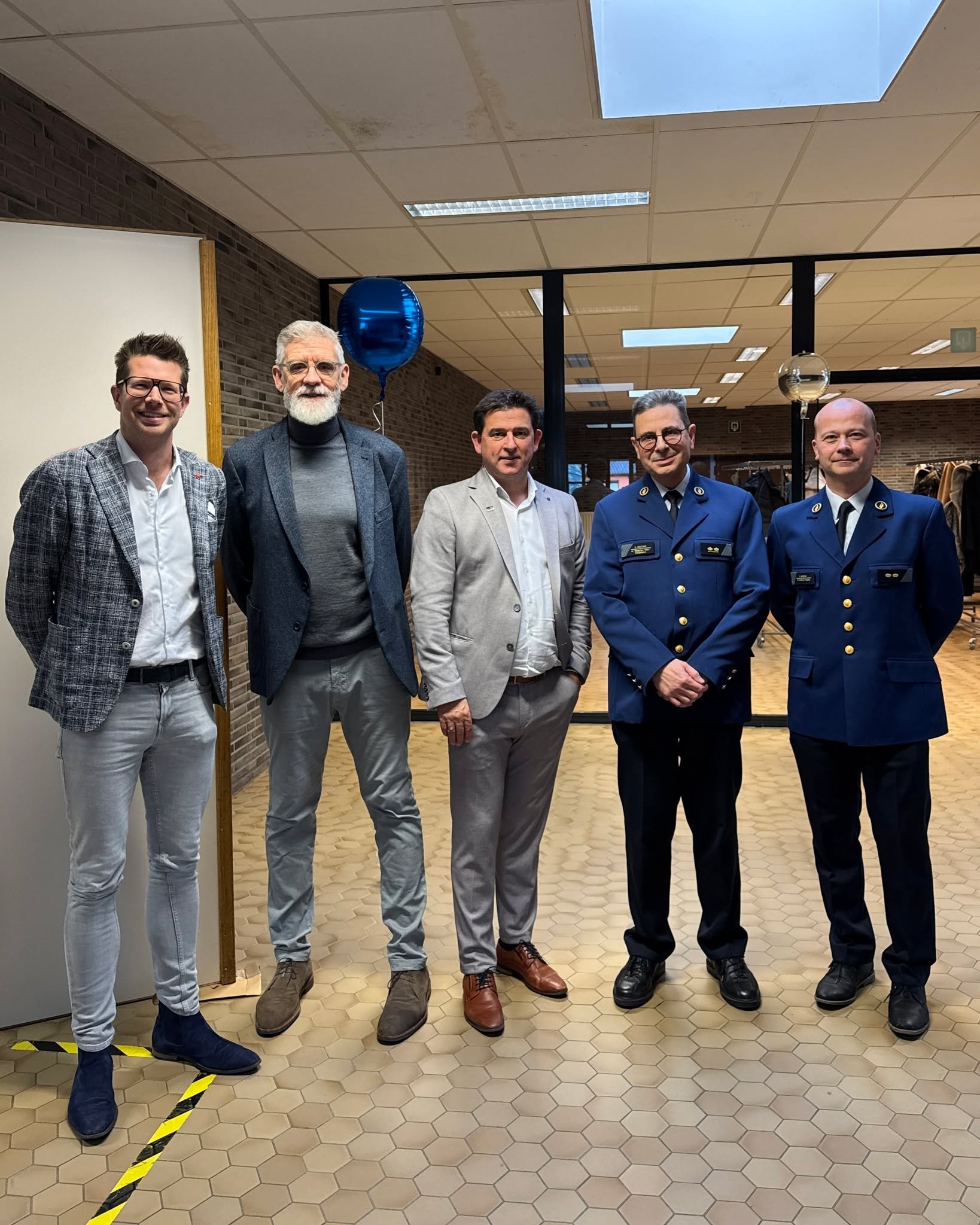 Het nieuwe jaar goed ingezet bij Lokale Politie Regio West-Limburg! 🎉

Onze eerste nieuwjaarsreceptie als nieuwe zone is een belangrijk moment. Het onderstreept een versterkte samenwerking voor de veiligheid van onze hele regio.

Grote dank aan alle