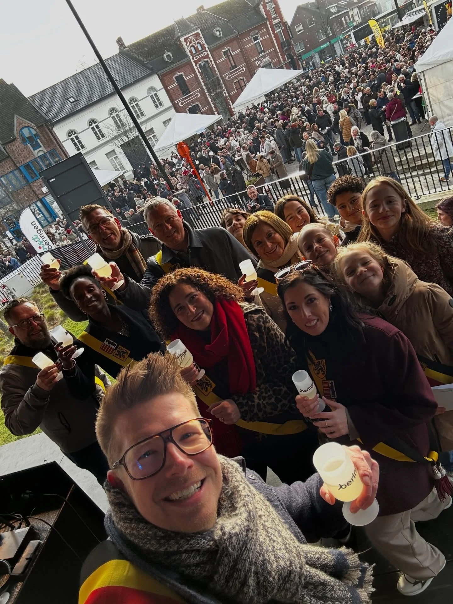 Onder een heerlijk winterzonnetje klonken we vandaag met maar liefst 3.500 inwoners op het nieuwe jaar. 🥂 

Kinderburgemeester Sam zorgde met haar nieuwjaarsbrief voor de warme wensen. 

Dank je wel aan iedereen die erbij was en mee zorgde voor een 