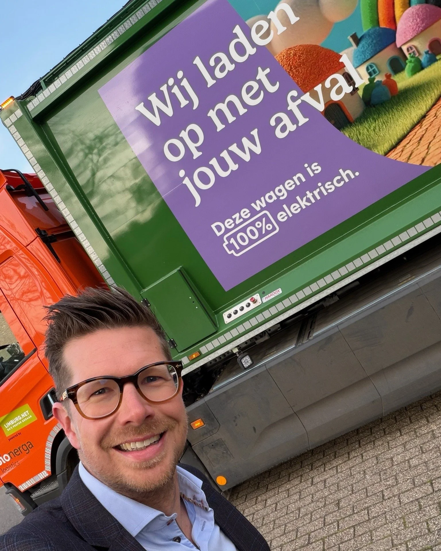 Goed nieuws voor onze buurten: de eerste elektrische ophaalwagen van @@limburgnet rijdt mee op ronde. 🚛⚡
 
Een belangrijke stap vooruit, want de ambitie is duidelijk: op lange termijn willen we ons wagenpark zo duurzaam mogelijk maken. 🌱
 
De eerst