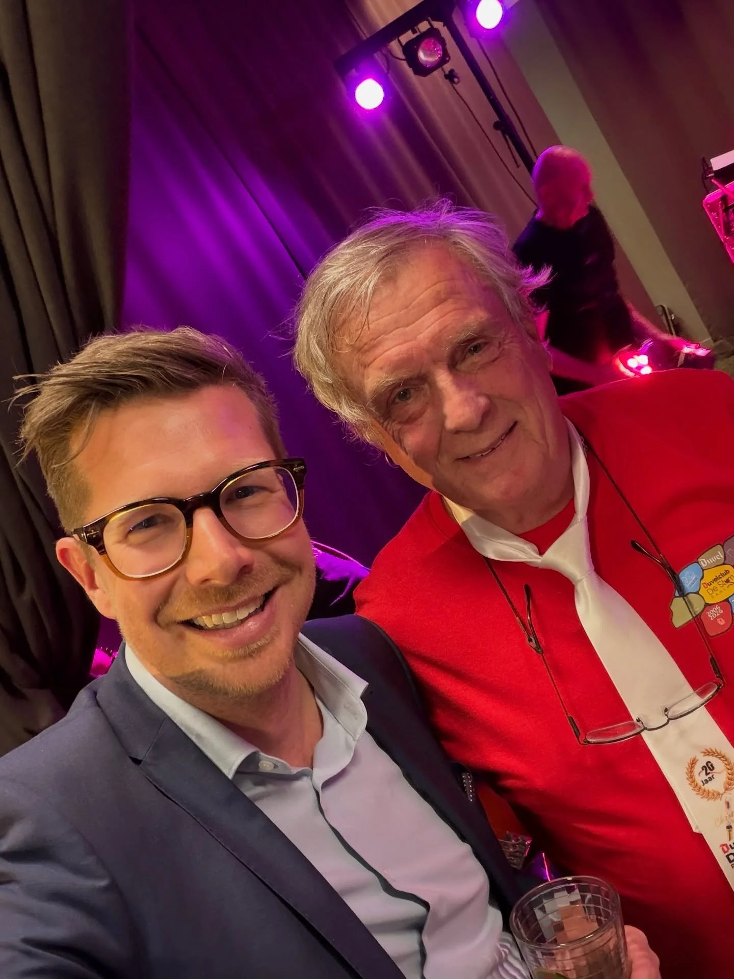 20 jaar Duvelclub De Stam 🍻
Een warme club waar vriendschap, gezelligheid en een goede Duvel samenkomen &ndash; niet alleen in Paal, maar ver daarbuiten. Dank aan voorzitter en bestuur voor jullie inzet 🙌

Trots om vandaag erelid te mogen worden. O