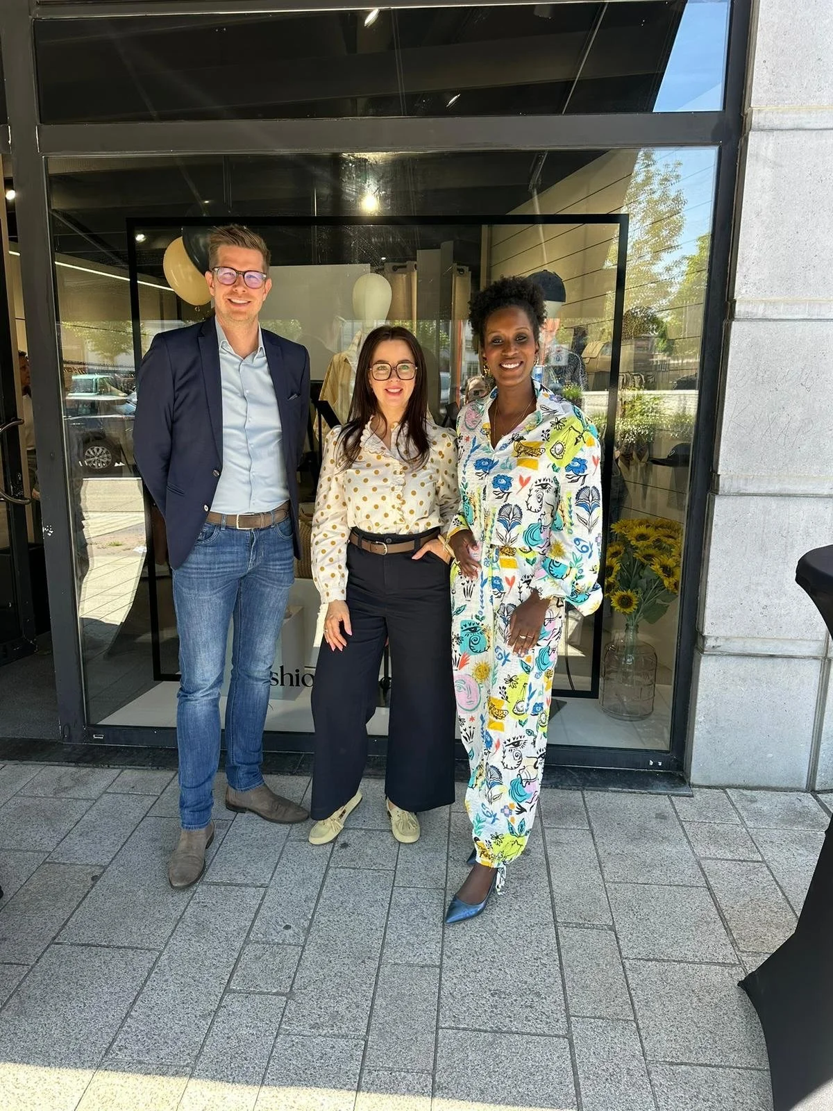 Een nieuwe kledingwinkel opent de deuren in Beringen-centrum.

Welkom, &Eacute;MIA! 🛍️

Heel veel succes met je mooie nieuwe zaak, Jessie!

📍 Markt 4a

@emia_fashion