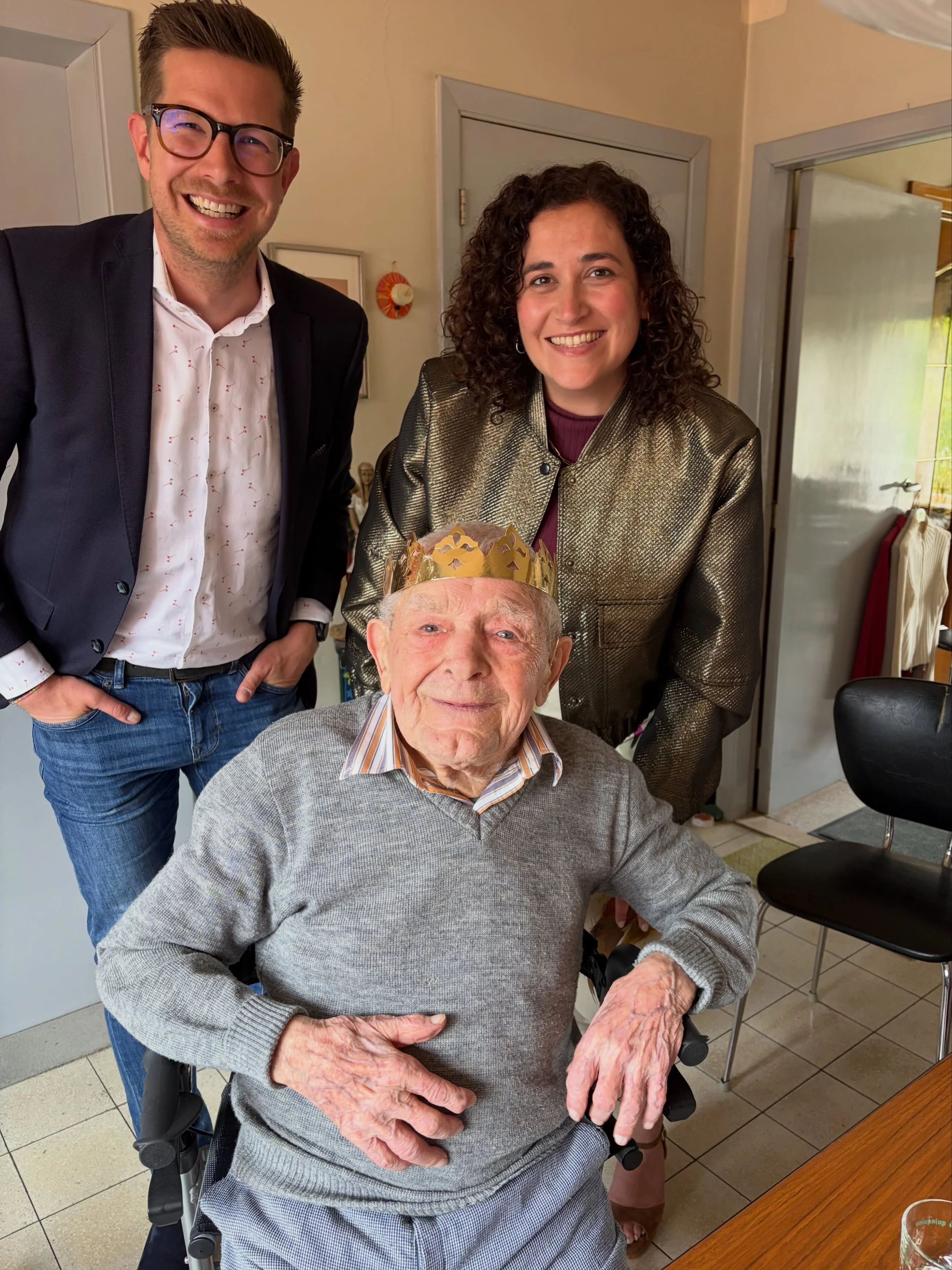 Feest want August blaast vandaag 103 kaarsjes uit. 🥳 

Een bijzondere verjaardag, want exact 64 jaar later werd ikzelf geboren&hellip; (begin maar te hoofdrekenen). 😉

Heel fijn om vandaag even samen te mogen vieren. Op nog veel mooie jaren. Profic