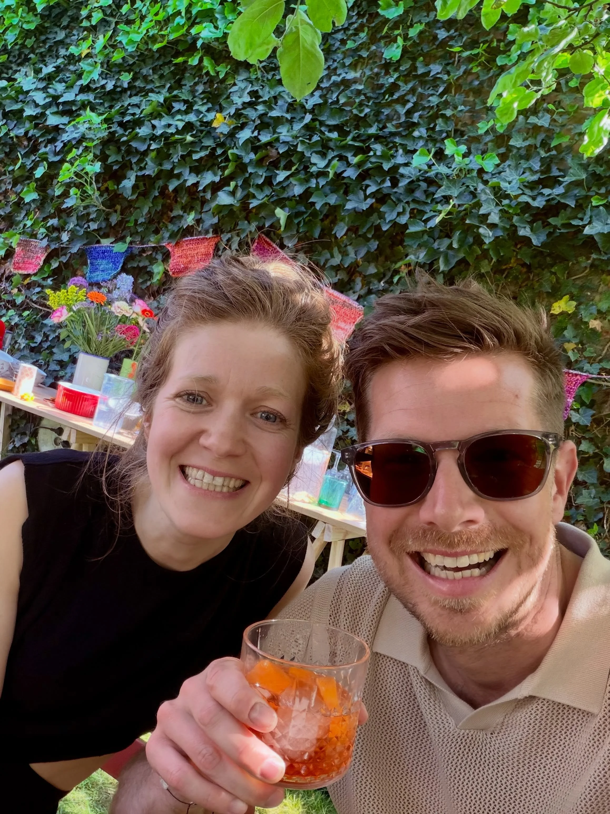 Dubbel feest, dubbel zoveel taart en dubbel zoveel herinneringen 🎉

Ik mocht 39 kaarsjes uitblazen en m&rsquo;n zus kwam 2 jaar &eacute;n 1 dag later ter wereld en blies er dus 37 uit. Gelukkig nog altijd even goed samen in vieren 😄🥂