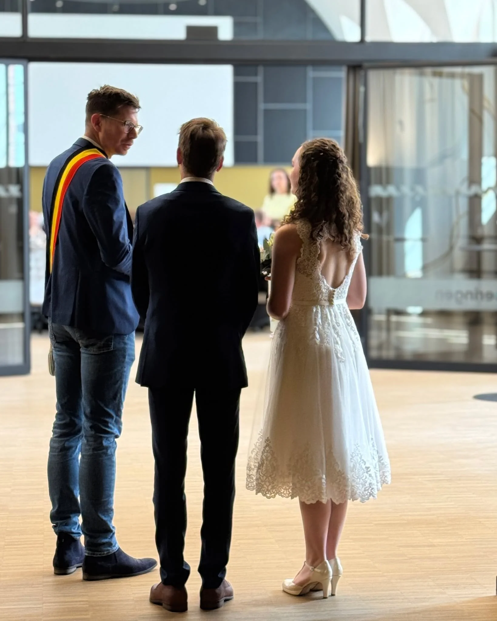 Deze zomer hangt er liefde in de lucht! 🕊💍

Dit weekend mag ik opnieuw enkele koppels in de echt verbinden. En zij zijn niet alleen: in juli en augustus geven maar liefst 49 koppels elkaar hun ja-woord in ons stadhuis of tijdens een buitenhuwelijk 