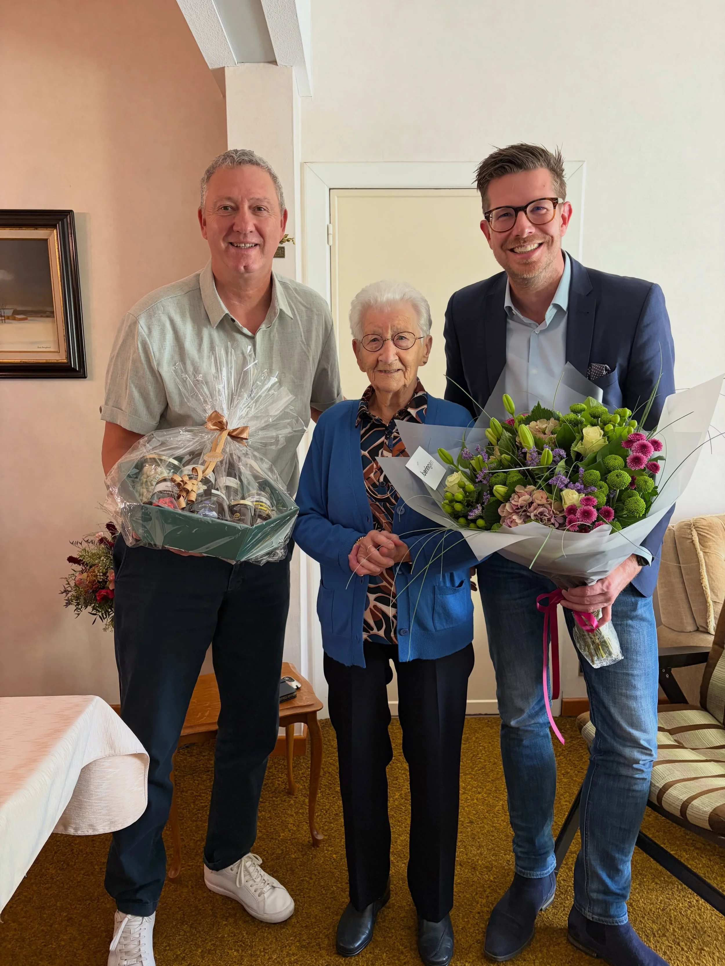🎂 Hieperdepiep Hoera! Fantastisch om vandaag m&rsquo;n oma samen met collega @witters.patrick te mogen feliciteren met haar 103e verjaardag!