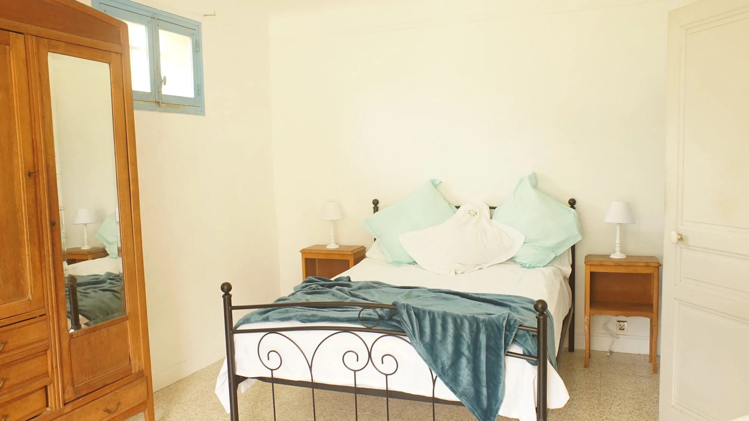 blue room bed.JPG