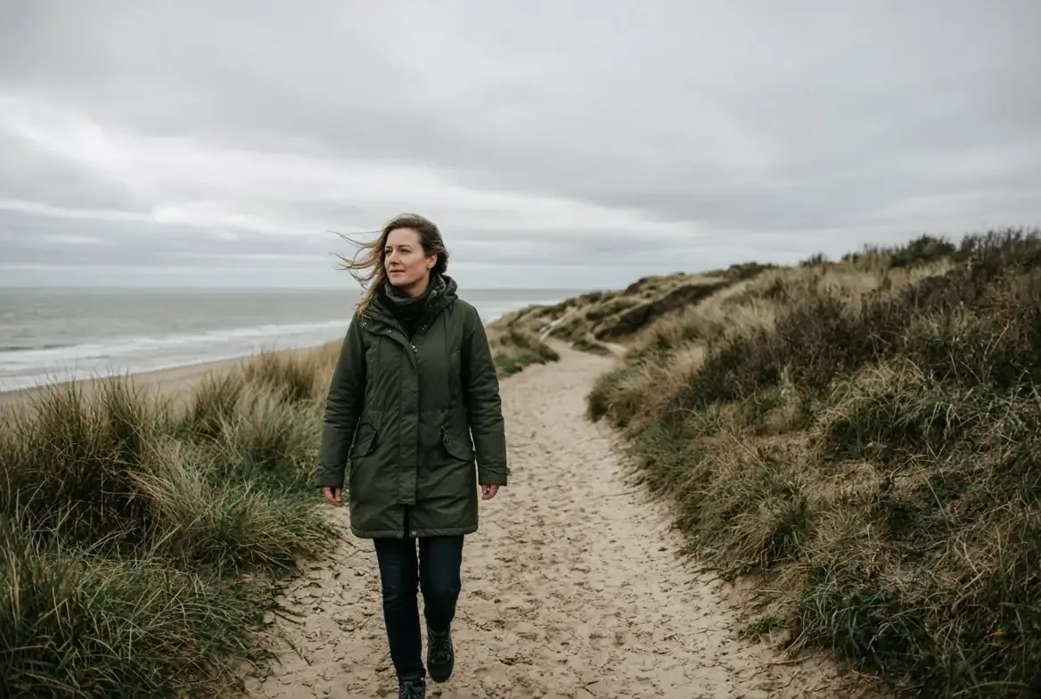 Vrouw loopt over een duinpad, na een scheiding weer ruimte voor zichzelf