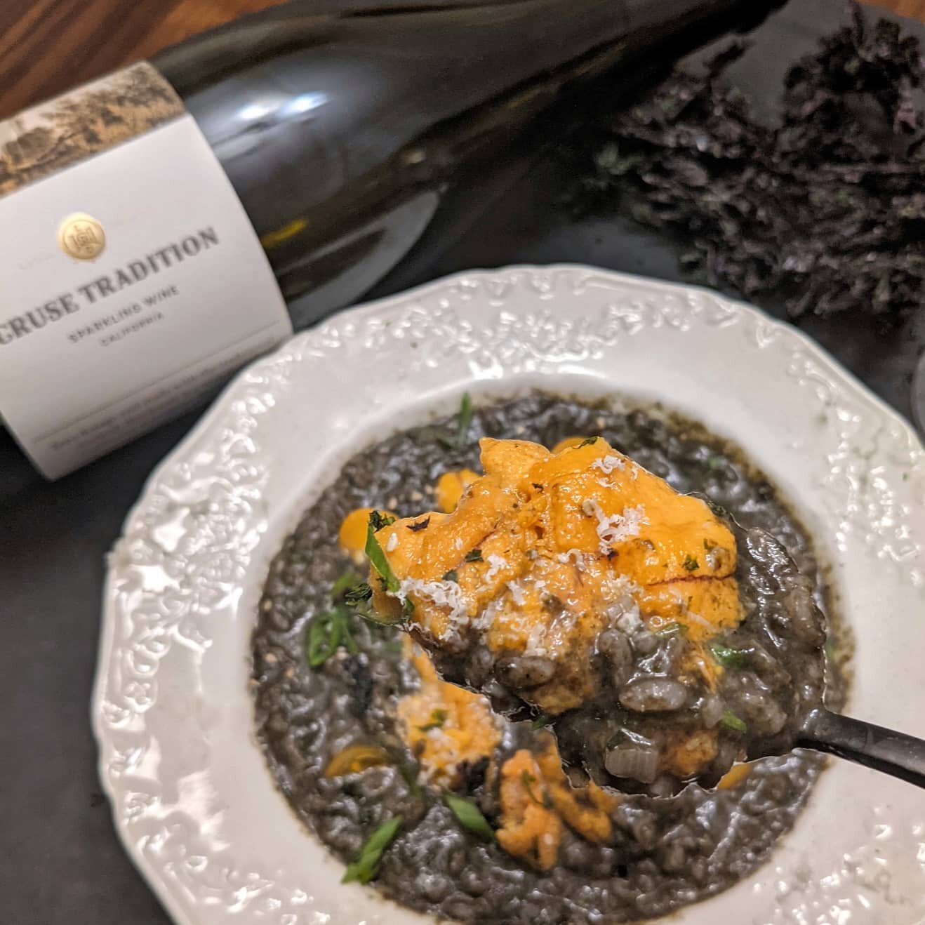 Seaweed risotto 🖤 #ad
Pare (green laver) is unprocessed seaweed that has scent that reminds me of green tea and citrus from charred lime peels. Korea peninsula, surrounded by the ocean, has an ideal terroir for variety of seaweeds to count - althoug