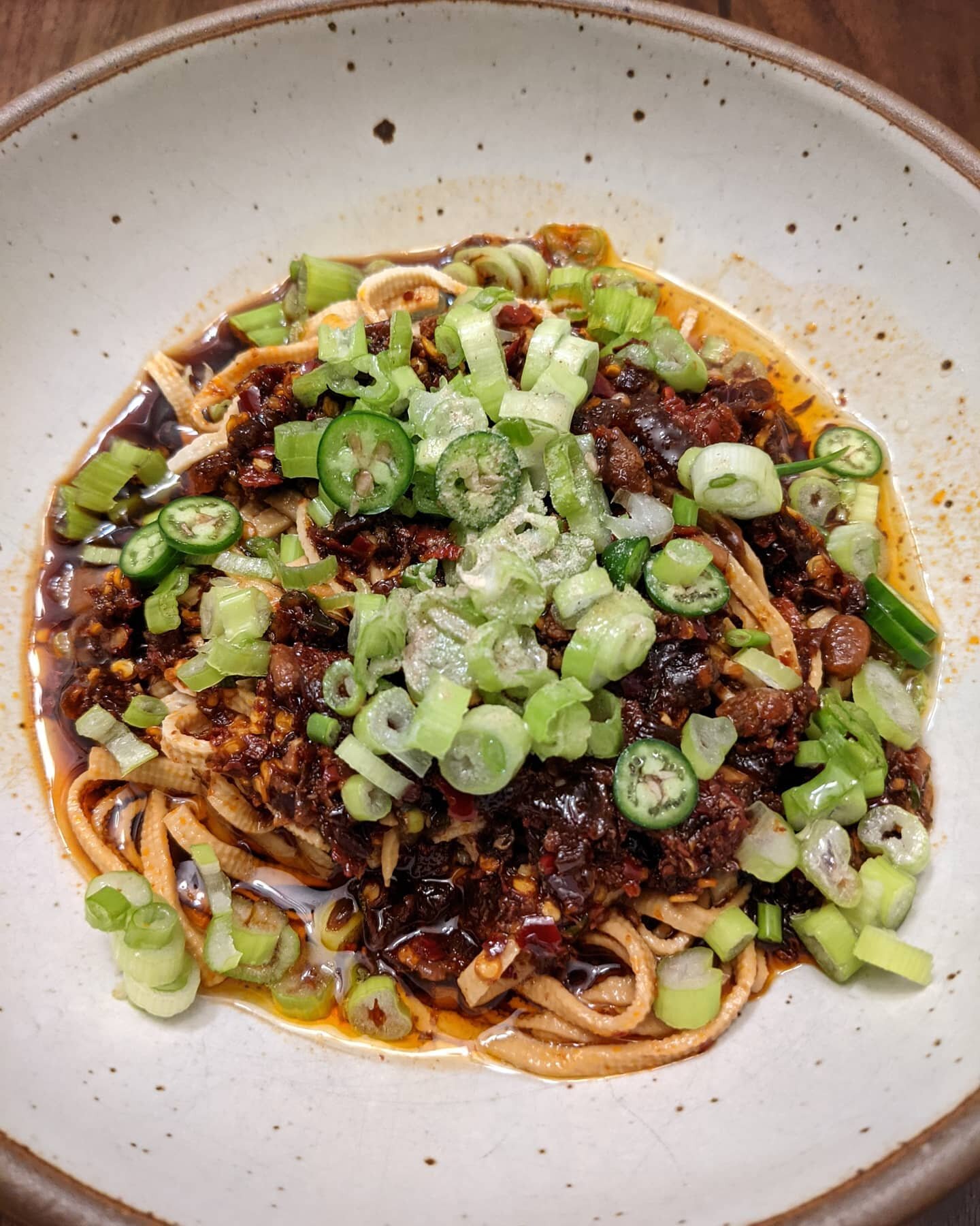 One thing I am going to keep from 2020 - this quick and dirty tofu thread salad thing-y 🥢

Tofu threads available near the edge of tofu &amp; bean sprout corner @hmartofficial (in vacuum sealed packaging). I warm it up in the microwave, then top it 