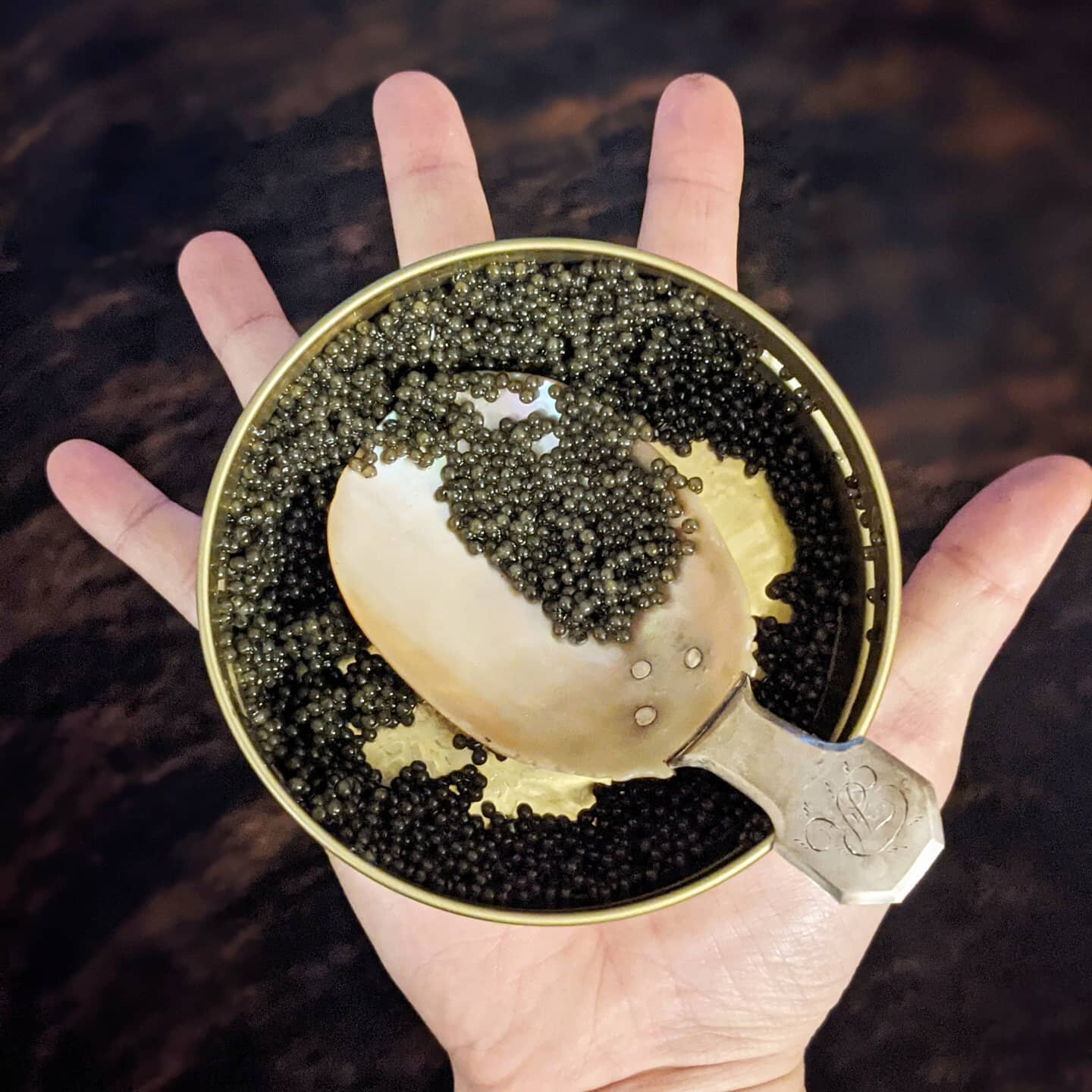 High five 2021 🖐️
wishing everyone Happy New Year or as we say in Korean, saehae bok mani baduseyo ❤️
ft. half pounder caviar and mother of pearl &quot;shovel&quot; aka Big Spoon Energy 👍

Oh btw, I am teaching virtual cooking classes through @kccl