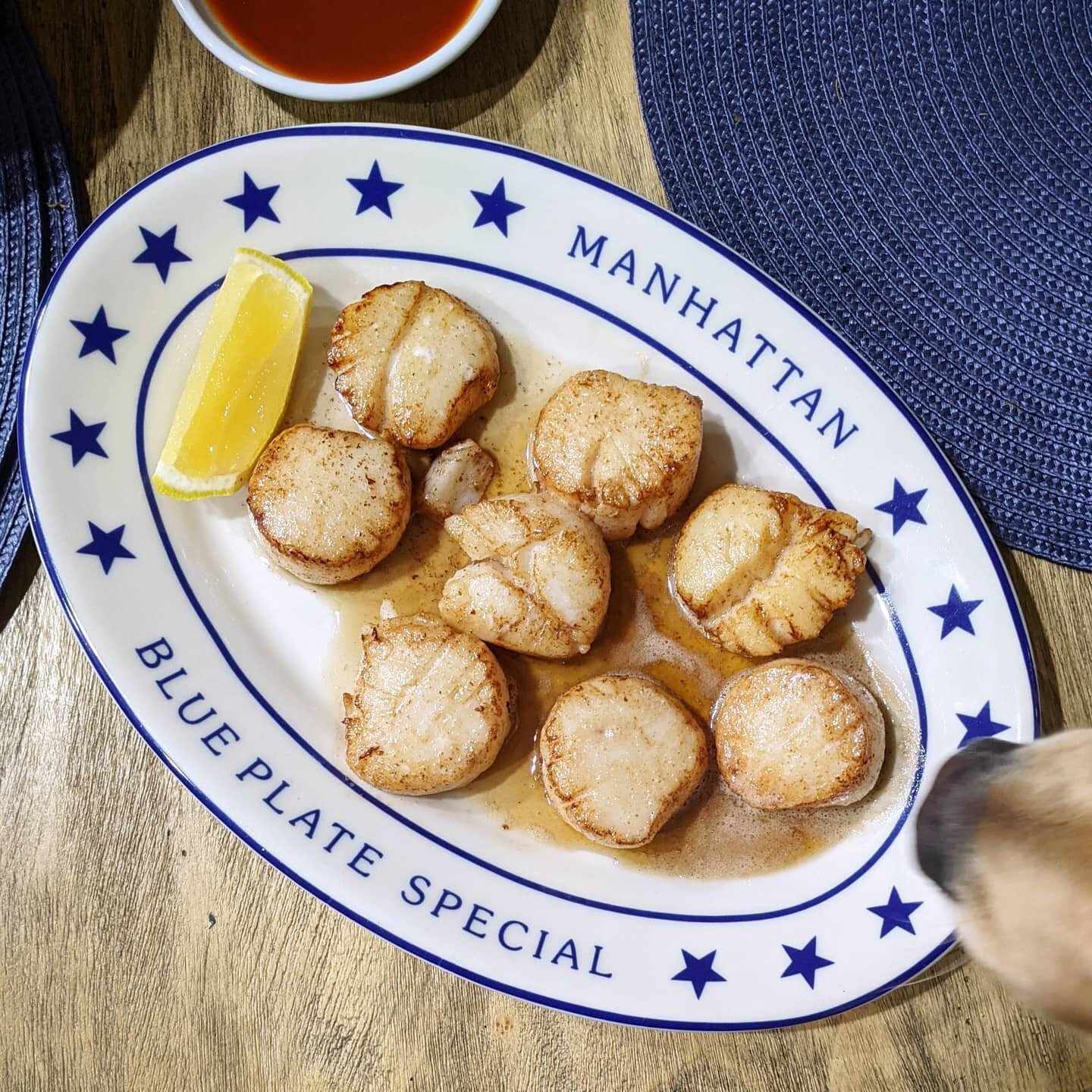 Brown butter scallops need nothing more than a squeeze of lemon, BUT, if you want to Koreanfusionize it, serve with a side of cho-gochujang 🥏, the ultimate condiment that adds silky sweet &amp; spicy tang. Henny @goldie.swag approves this message. 
