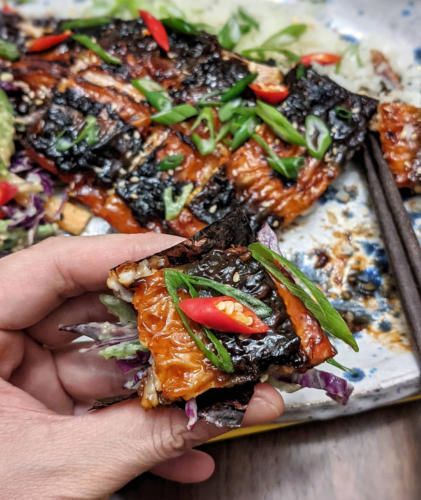 My kinda frozen meal 🐉
Frozen eel ✅
Frozen cauliflower rice ✅
whip up cole slaw while everything gets microwaved 😎 and cut seaweed sheets (I got mine from @seoulmills) with scissors. In less than 10 mins, you have the best TV dinner - DIY crunchy e