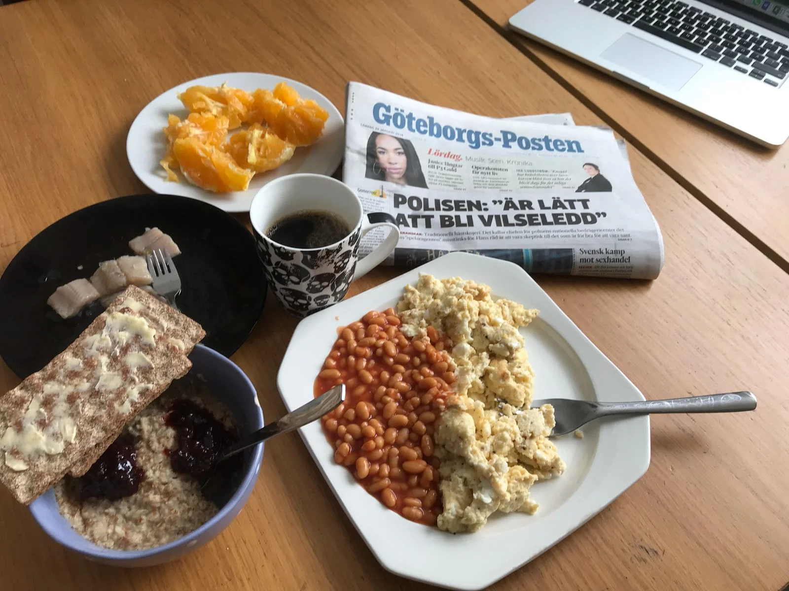 Björns frukost i lugn och ro vid köksbordet efter lördagens morgonpass. 