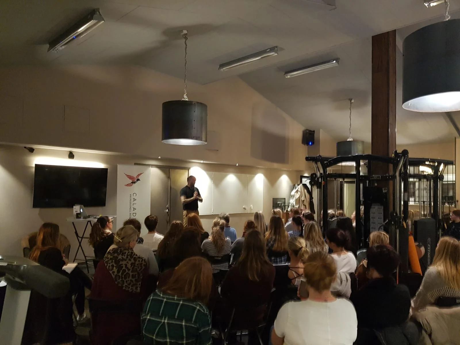 "Caladrius arbetar med samtal ur ett KBT/ACT-perspektiv för att hjälpa människor hantering sin utmattning och disponera sin energi för att sedan kunna öka på igen. Detta är workshopens tema.”