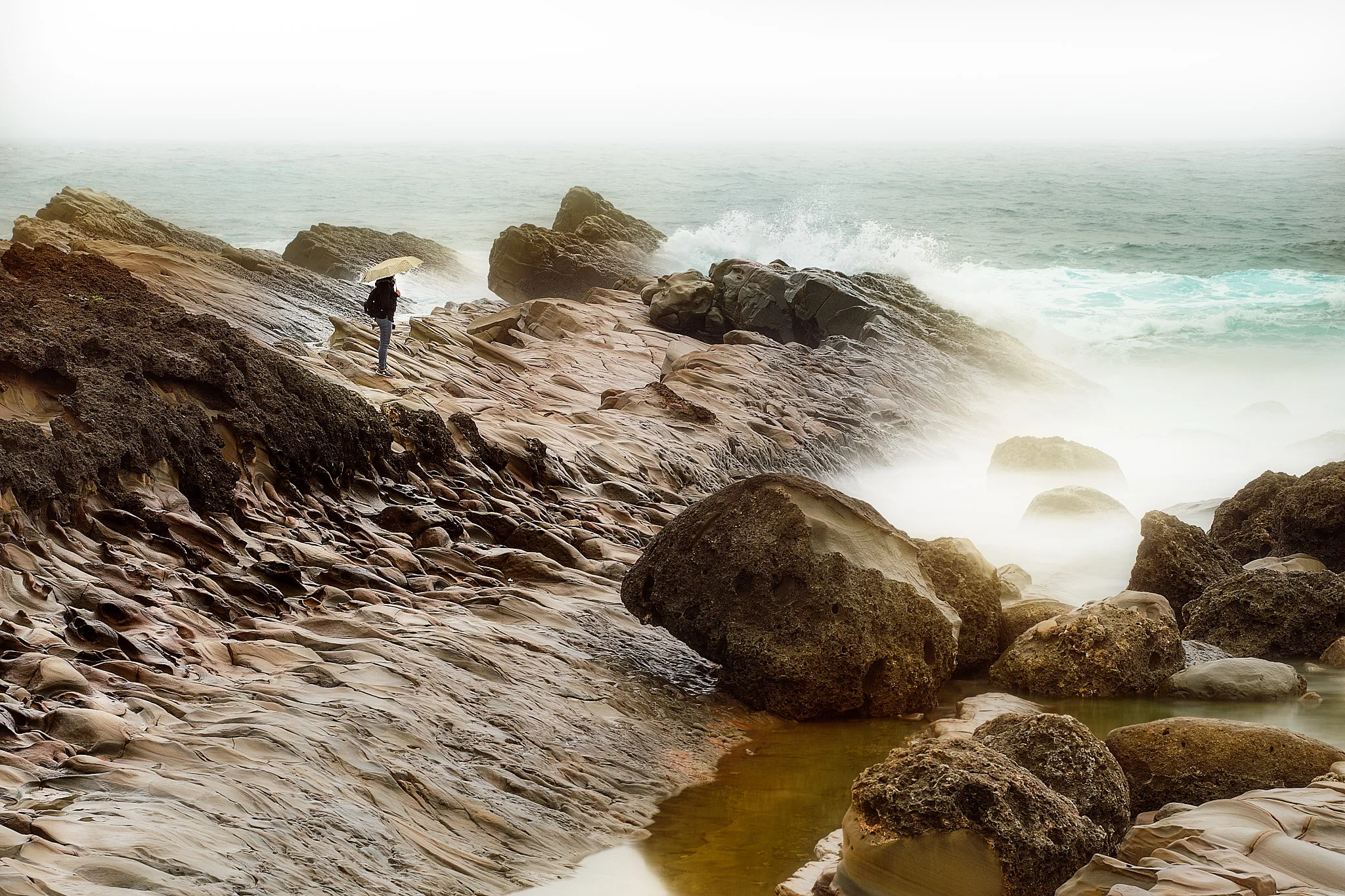 Contemplating the Waves. Fujifilm XT2 - XF90mmF2