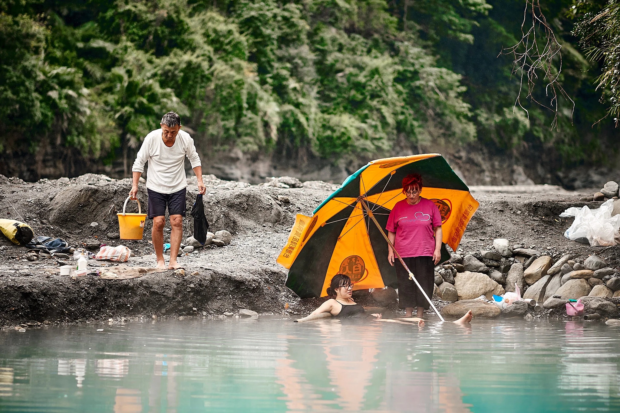 Family at the hot springs. Fujifilm XT2 - XF90mmF2