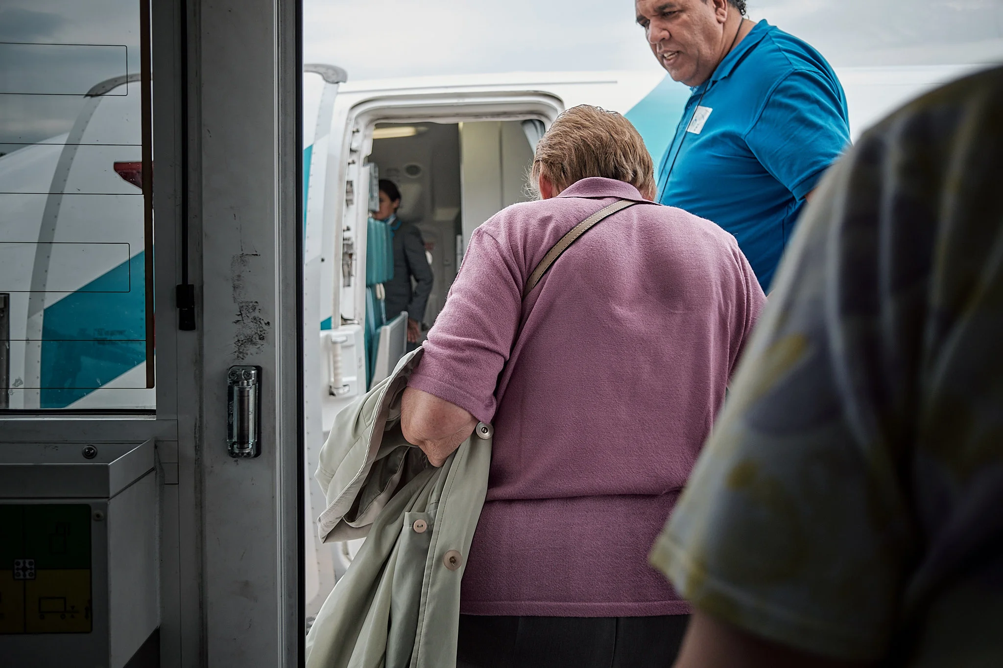 La nonna sta salendo nel suo primo aereo, scortata da un Sansone di due metri… Che servizio!