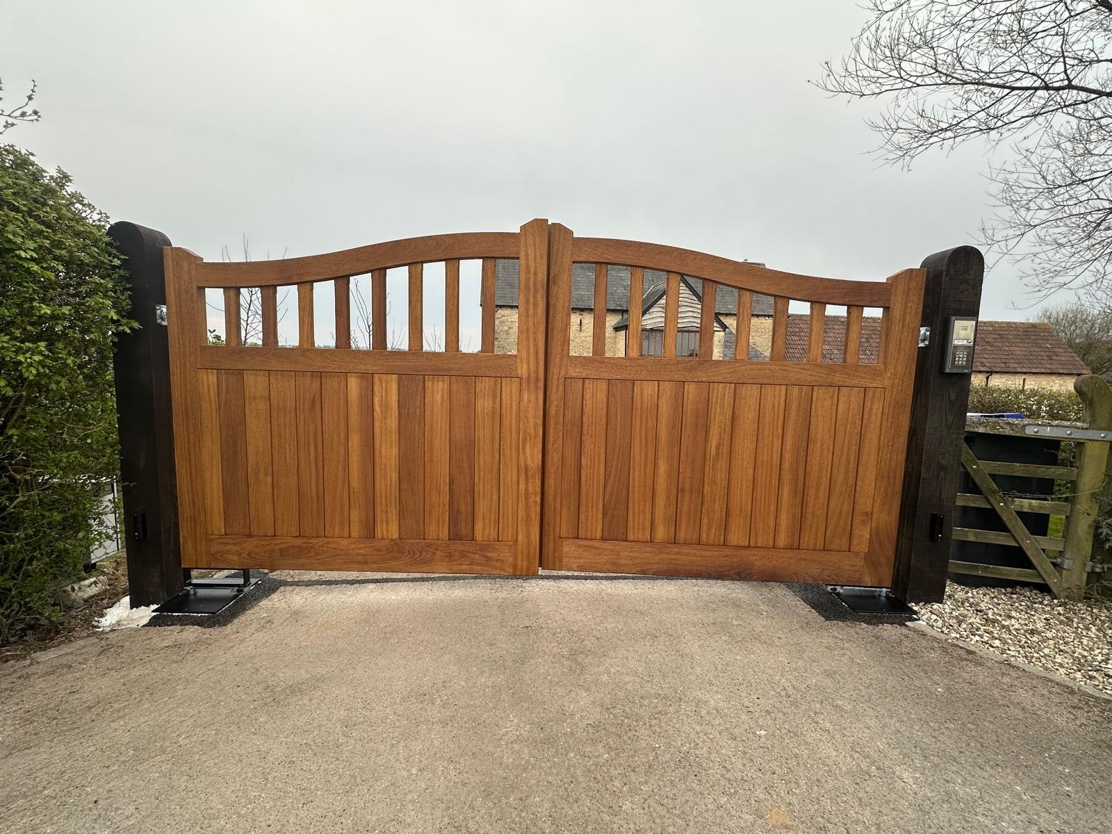 curve top gate with open bars.jpeg