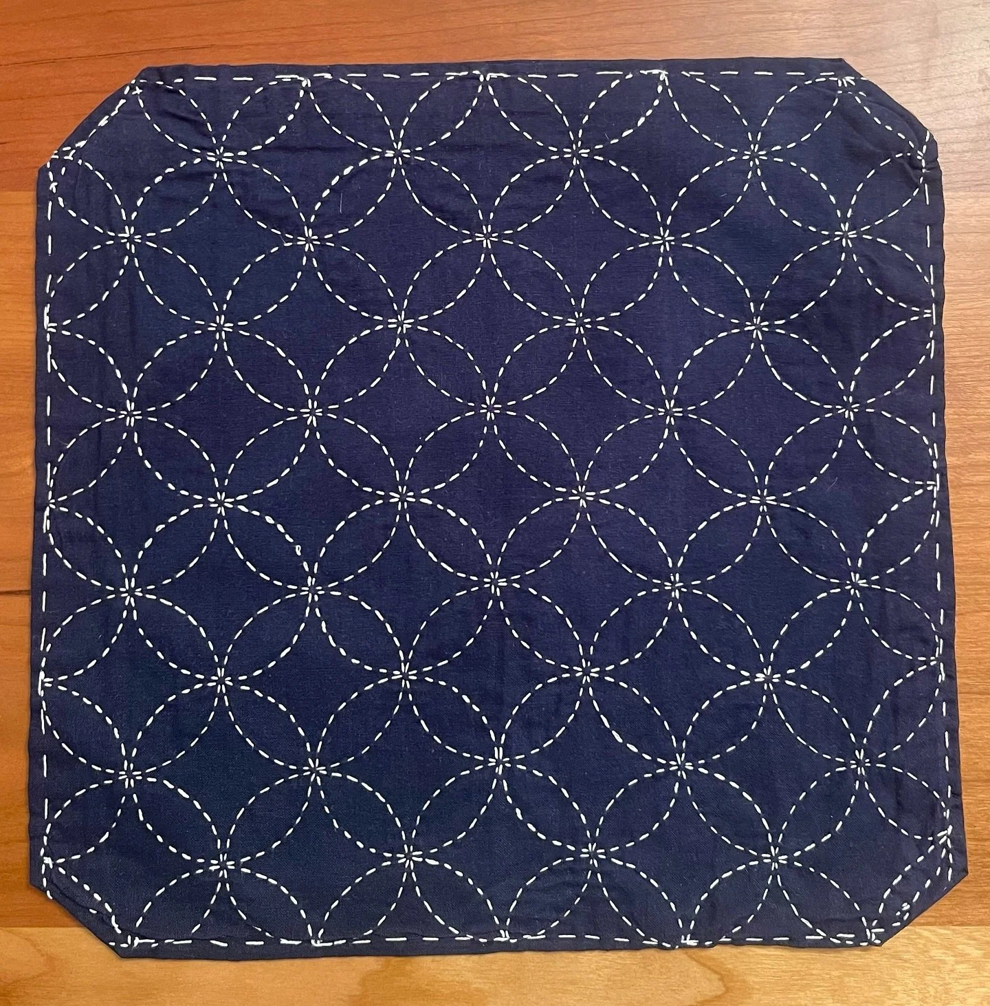 This one was for my sister @findingmymarbles. Happy b-day!
 
#sashiko #seventreasures #shippotsunagi #japanese