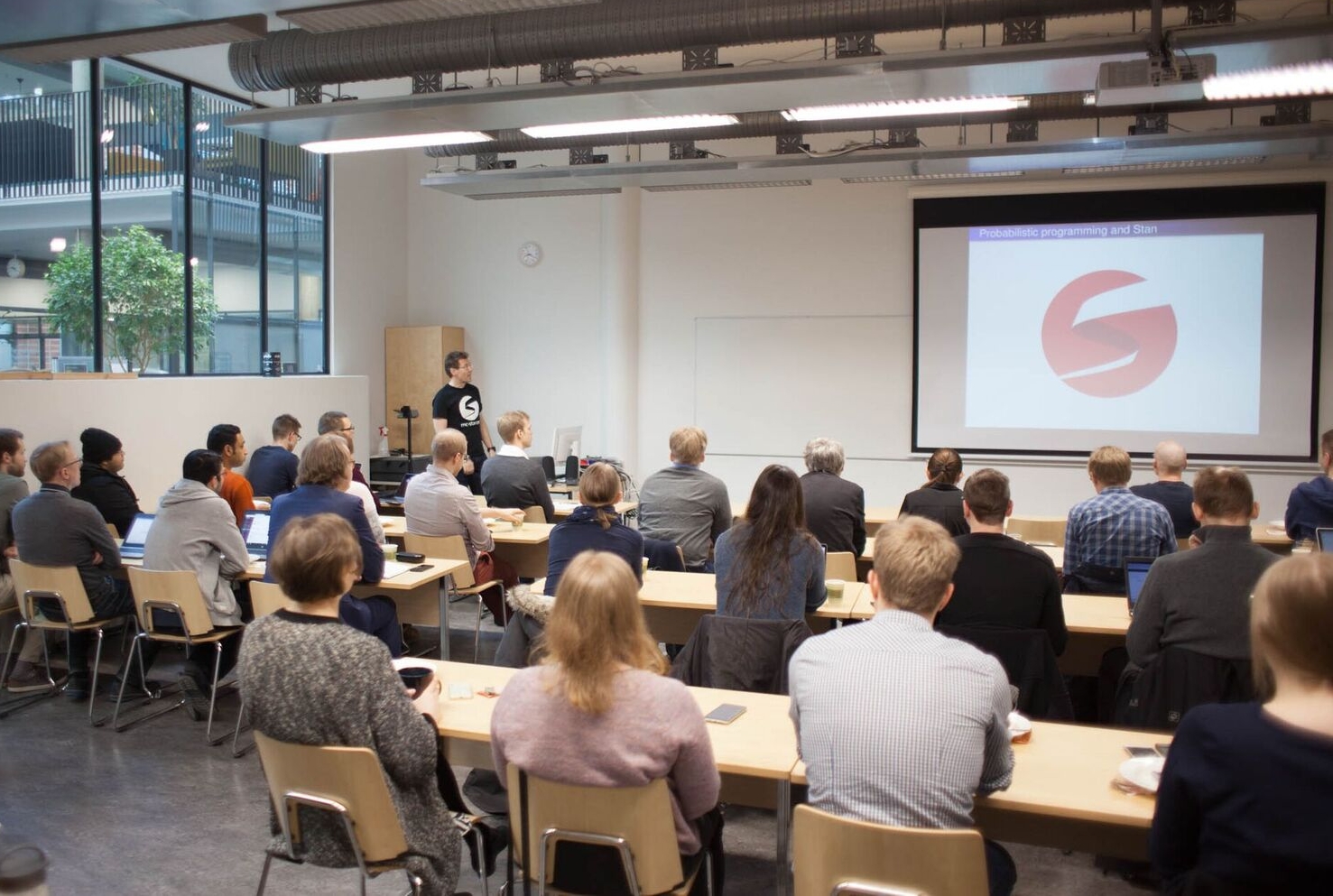 Aki Vehtari's talk on Stan and Probabilistic programming as a part of FCAI Machine Learning Coffee Minisymposium on AI in Spring 2018. Image: Matti Ahlgren