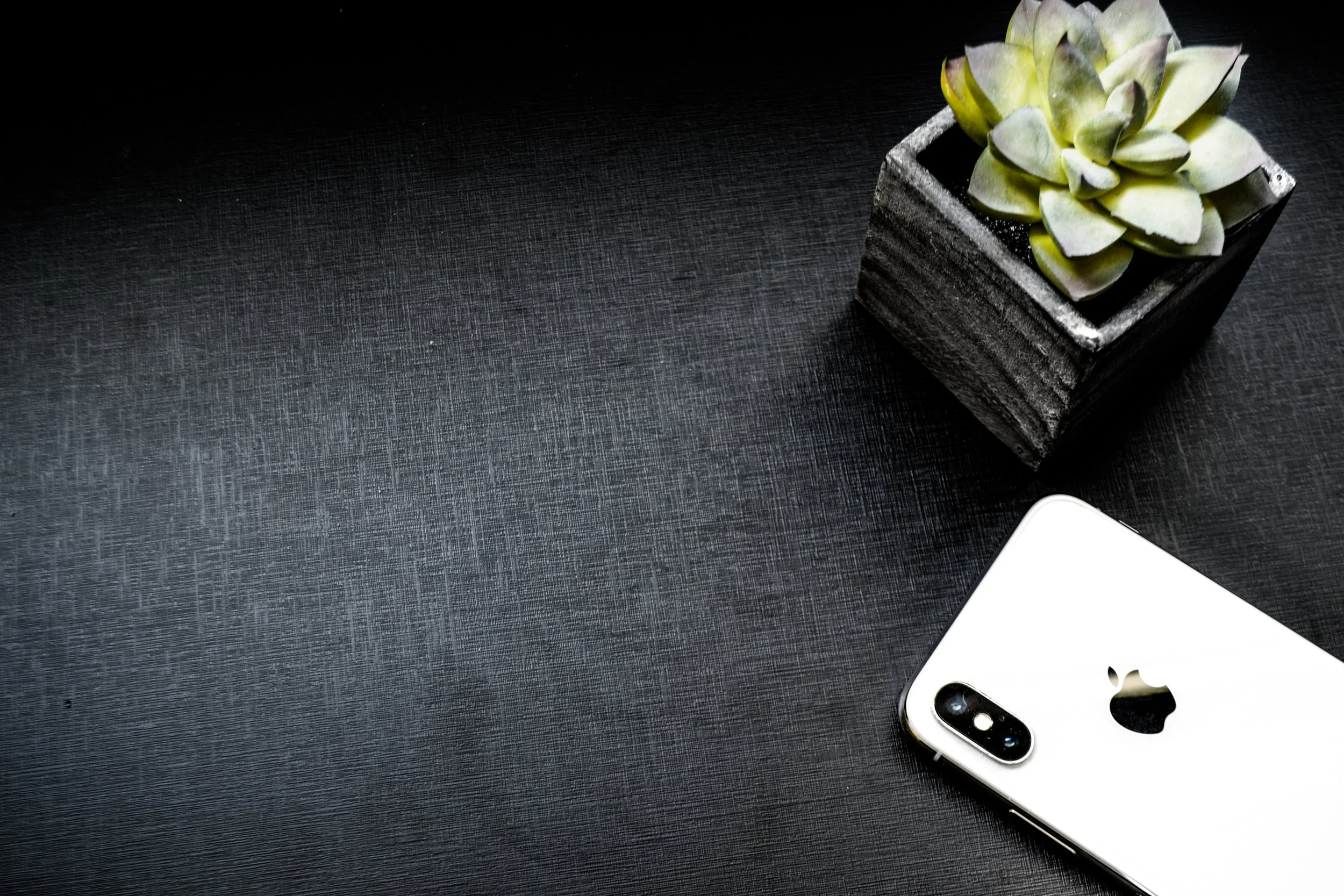 apple-device-background-black-background-1069798.jpg