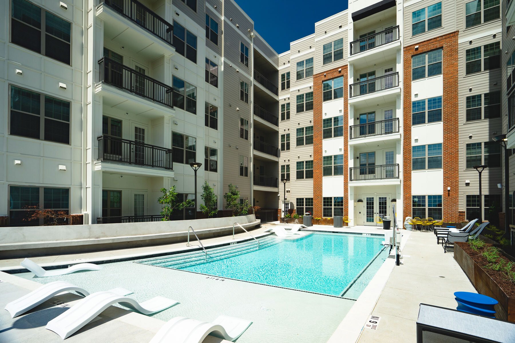 Signature West Midtown_Pool.jpg