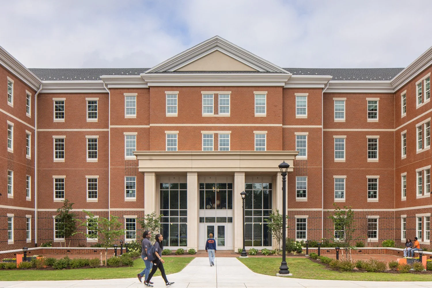 Magnolia_Hall_VSU_Entrance.jpg