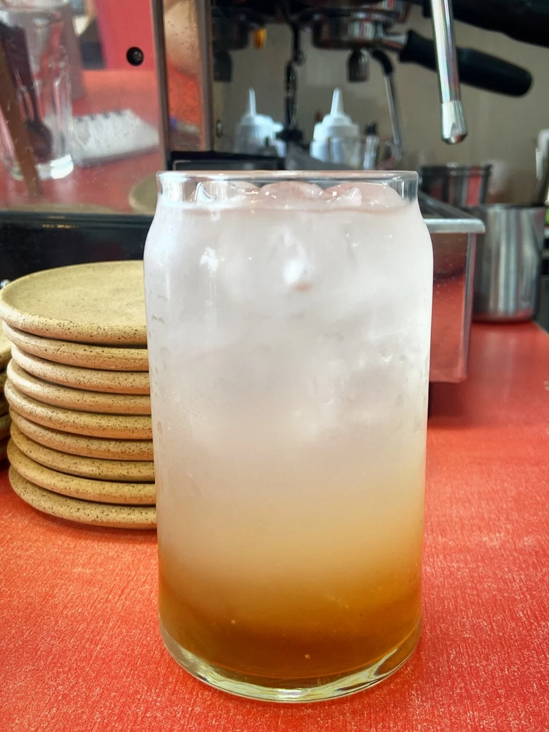 🪻Lavender Palmer 🪻

Ya que aman nuestro housemade lavender syrup creamos esta limonada de Lavanda

Usamos 2 de nuestros siropes favoritos: limon y lavanda

Es s&uacute;per rica, refrescante y relajante 🪻🍋🧊

Ideal para cuando hace calor y quieres