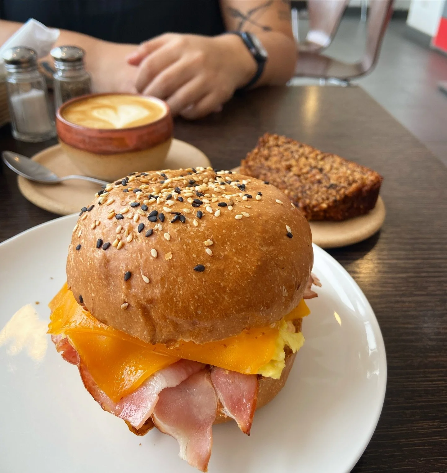 Aqui tentandote para que nos visites y pruebes el especial del mes 😝☕️🤞

Es un breakfast sandwich de tocino, huevos revueltos, soma spicy sauce, queso queso americano en pan viena 

Lo puedes acompa&ntilde;ar con americano o capp 

Y te incluye un 