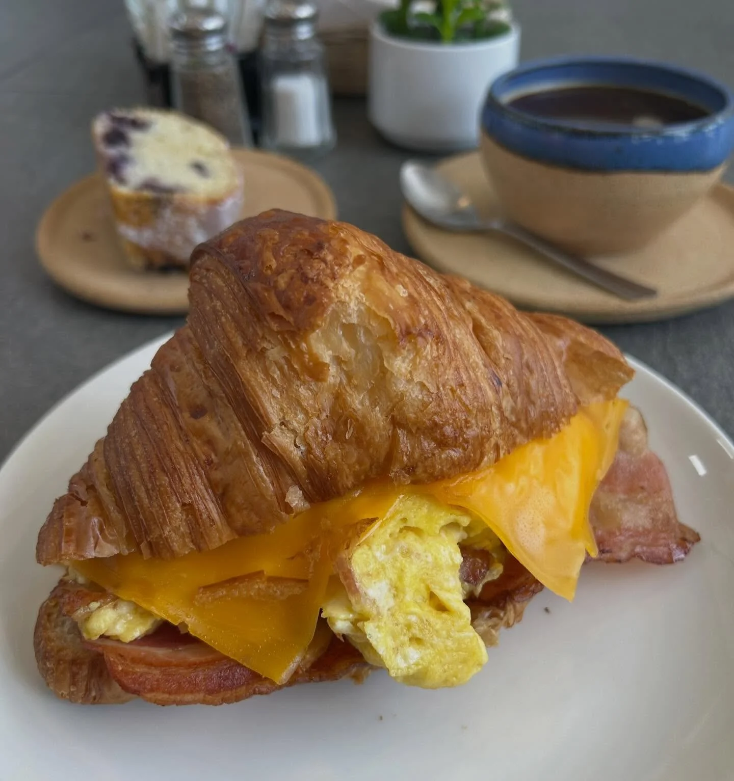 Nuevo mes! Nuevo especial 😀

En noviembre tenemos un breakfast sandwich de huevos revueltos, queso americano, tocino en croissant 🥐🧀🥓🍳

Puedes acompa&ntilde;arlo con un cappuccino o americano ☕️

Y te incluye un slice de nuestros loaf cakes 🍰

