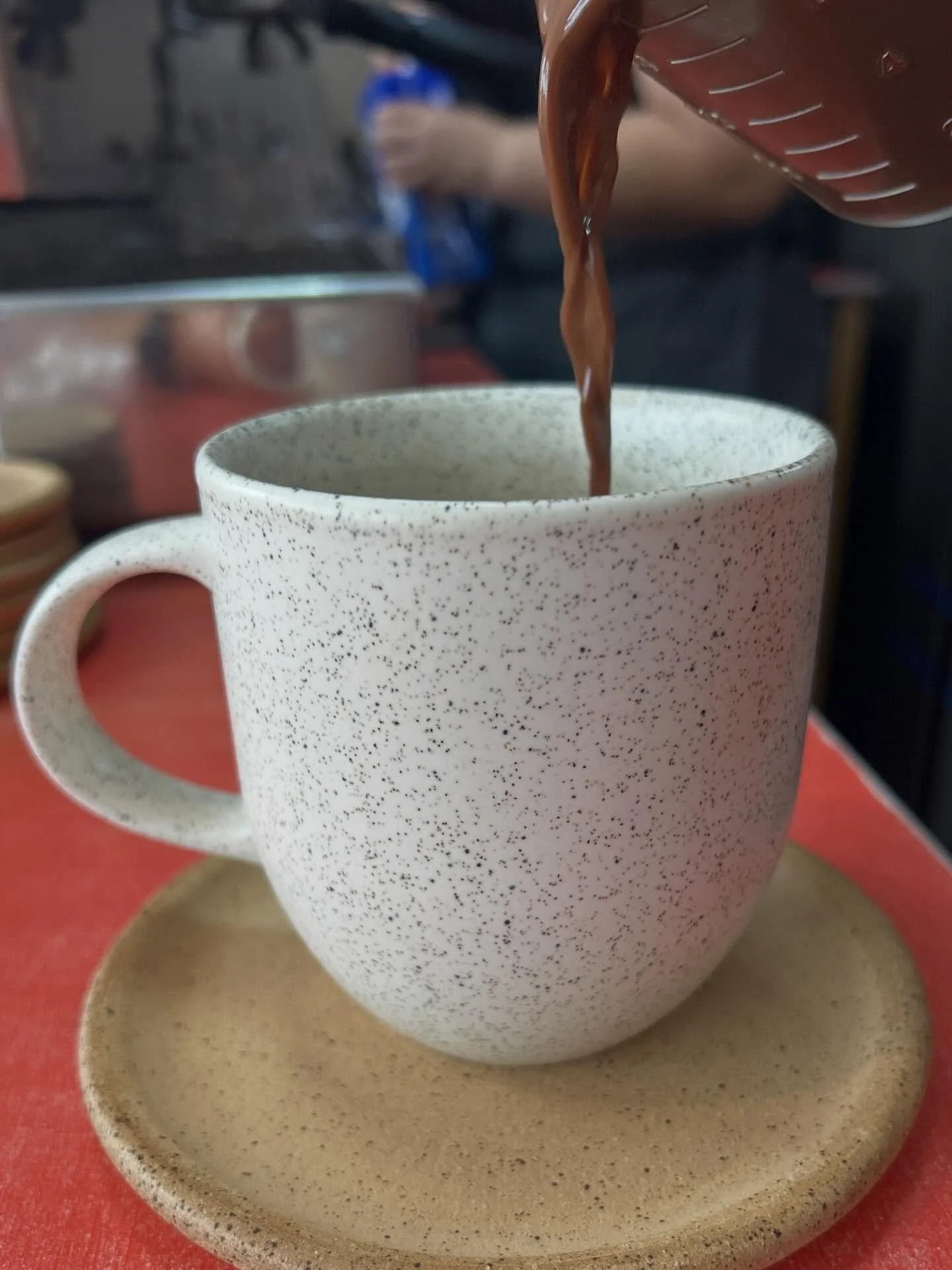 Ma&ntilde;anas de Hot Choco 🍫☕️
&zwnj;
Guayaquil y sus ma&ntilde;anas nubladas perfecta para un Hot Choco!
&zwnj;
Lo preparamos estilo abuelita! Con especias dulces, chocolate al 56%, y tu leche preferida! ☺️
&zwnj;
Y si no te gusta el chocolate cal