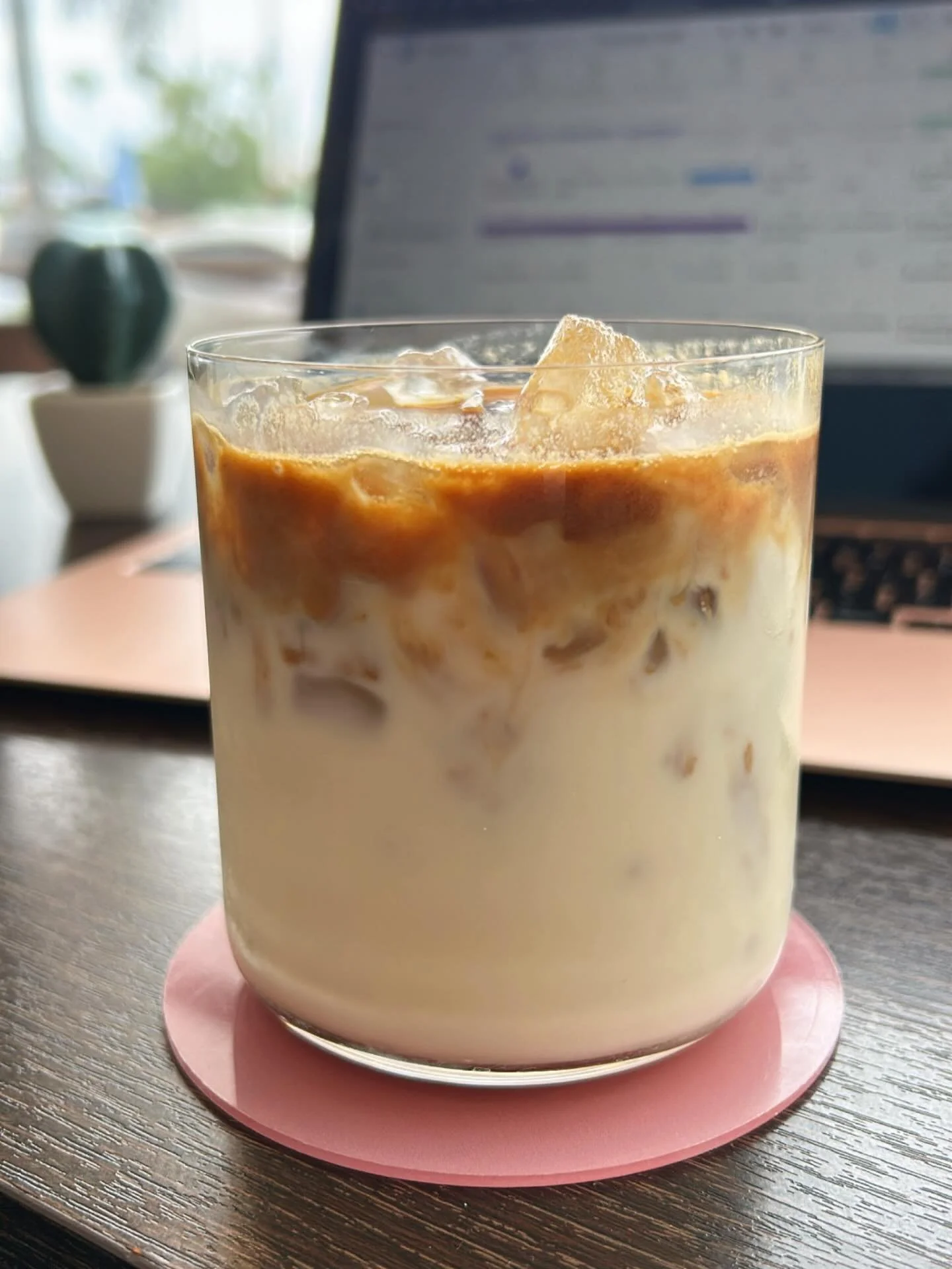 Las ma&ntilde;anas soleadas son ideales para Iced Lattes! ☀️
&zwnj;
P&iacute;delo con tu leche preferida! 😊
&zwnj;
📸 Iced Latte