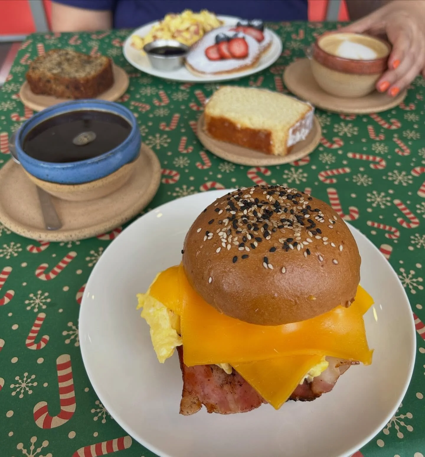 Y si comienzas el d&iacute;a con nuestro especial? 

Esta a $15 y te incluye: un soma o nopa, americano o capp y un slice de cake 

Ven con tus personas favoritas! Esta dispoible todos los dias de diciembre