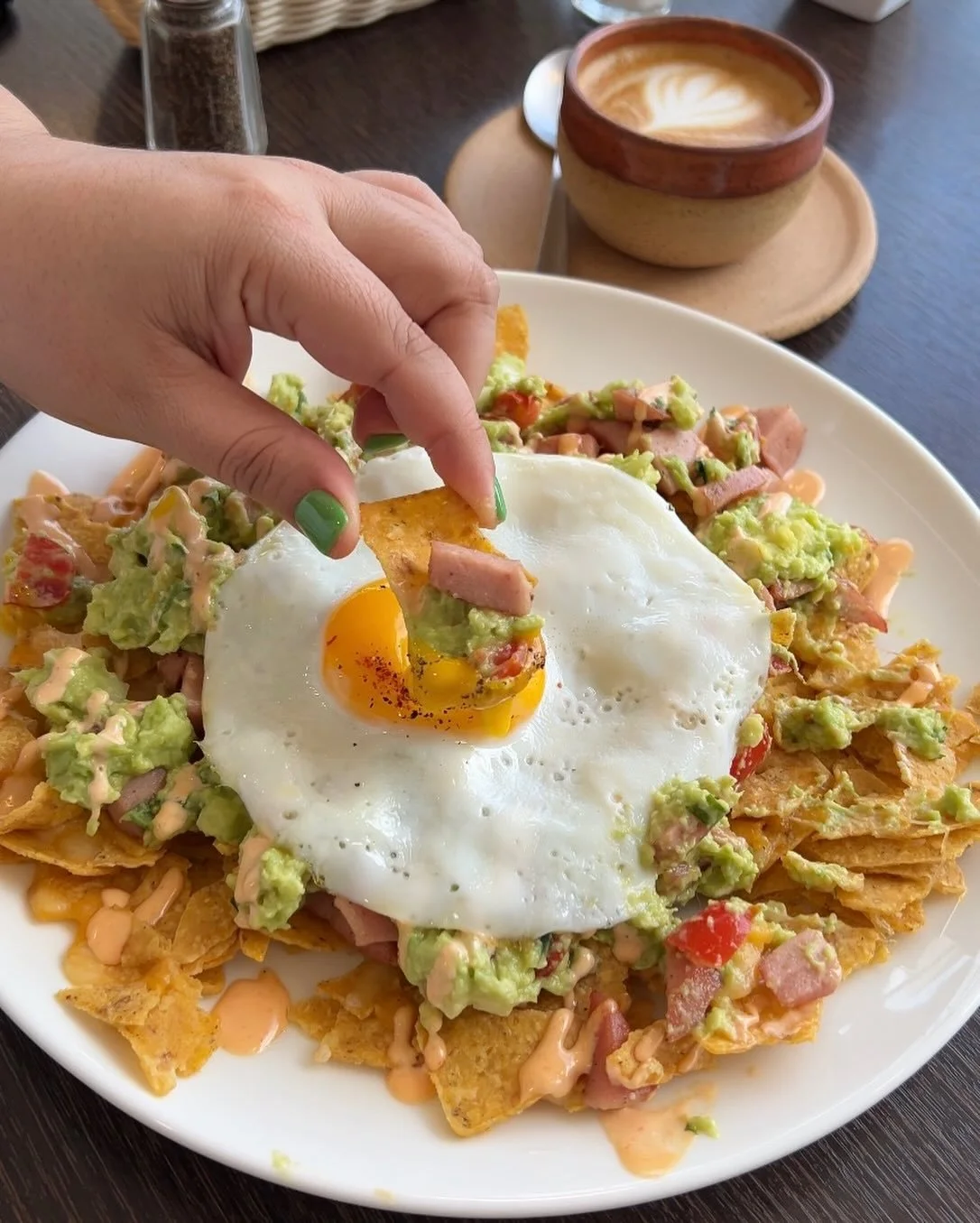 Breakfast Nachos ✨

Perfecto para compartir con tu caf&eacute; favorito!

Es libre de gluten! Tiene chips, huevo frito, choriza de ternera, guacamole, y salsa soma! 🍳✨

📸 Breakfast Nachos + Cappuccino